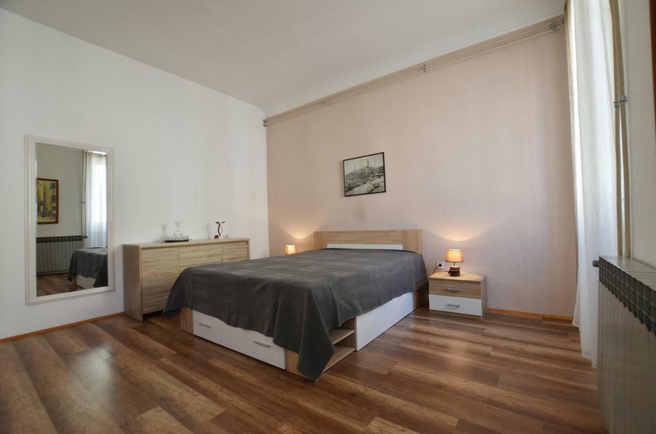 Yulia Apartments โรวีน ภายนอก รูปภาพ